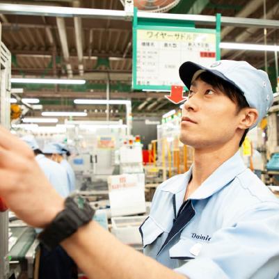 ダイニチ工業新潟本社の製造現場。完全日勤制の国内生産体制で品質を支える従業員。熱と風の制御技術を活かした家電づくりの様子。