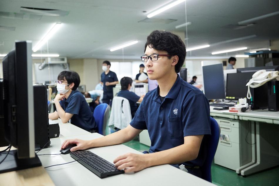 ユニオンツールの技術開発部門にて、PCを用いて製品設計やシミュレーションを行うエンジニア。PCBドリルやエンドミルの高性能化を支える設計業務の様子。