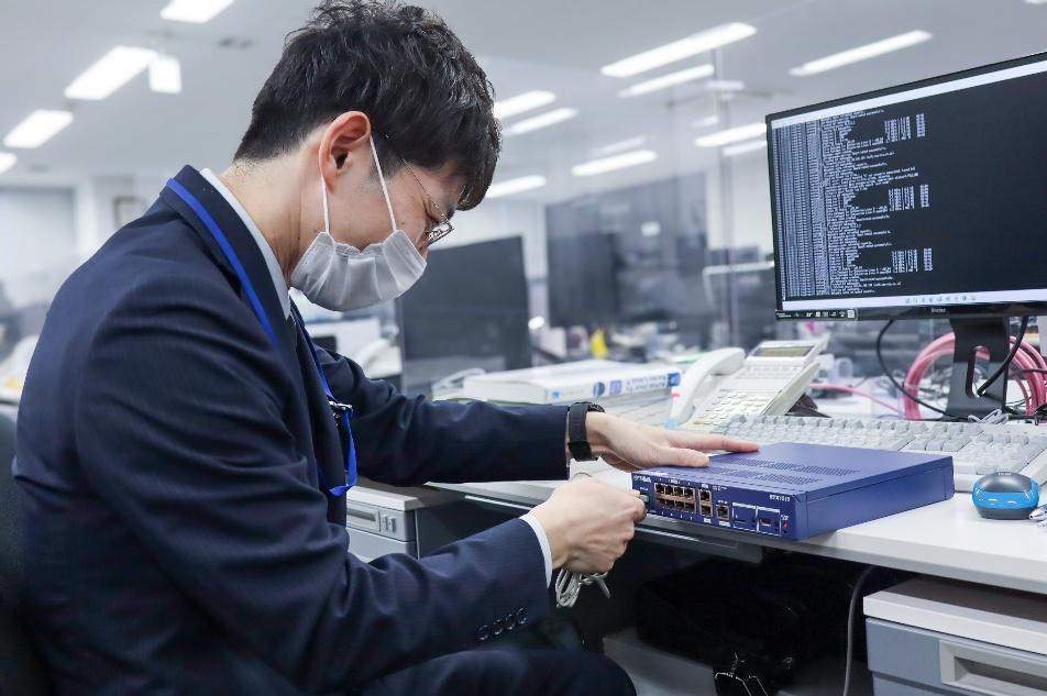 株式会社キザシオのオフィスにてヤマハのネットワークルーター(RTX1210)の設定作業を行うエンジニアの様子。ネットワーク保守サービスの一環として、ルーターの設定と動作確認を行う専門スタッフ。